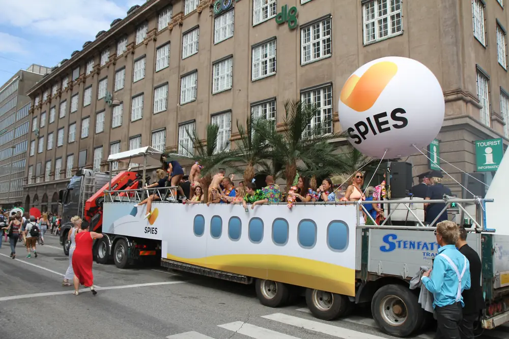 Paradevogn bygget som et fly med vinduer og haleror, trukket af lastbil.